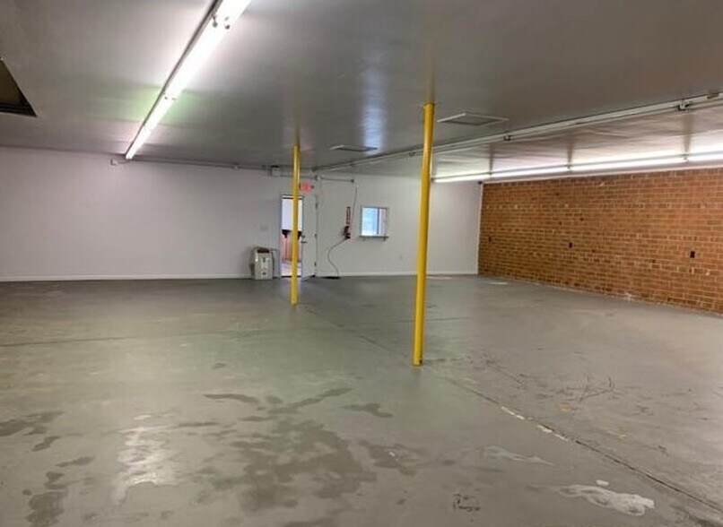 More Photos Of 2978 Gillespie St, Fayetteville Flex For Lease