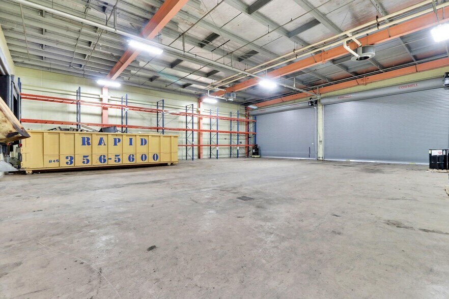 More Photos Of 40 Commercial Ave, Middletown Warehouse For Lease