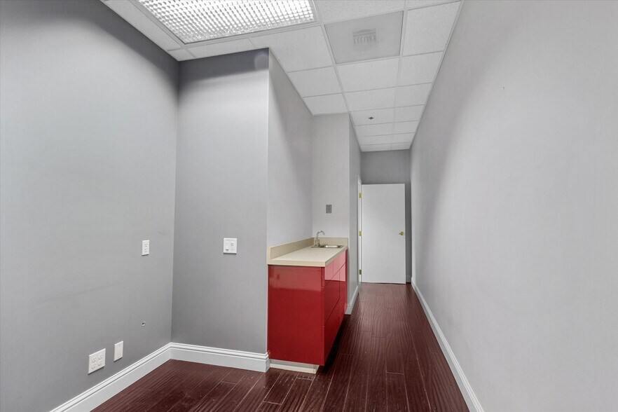 More Photos Of 8911 Lakewood Dr, Windsor Medical For Lease