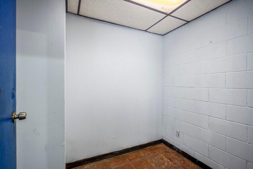 More Photos Of 80 Sorters McClellan rd, Kingwood Warehouse For Sale