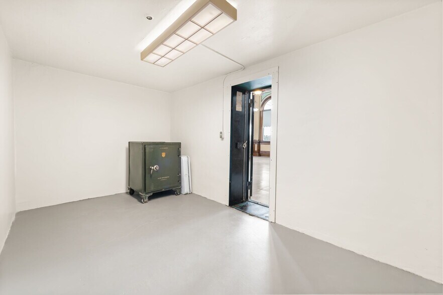 More Photos Of 102 Crosby St, Tekoa Flex For Sale