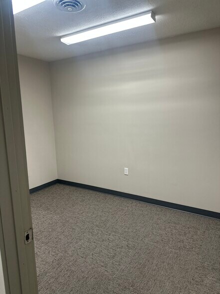 More Photos Of 1915 Beechcraft Rd, Salina Warehouse For Lease