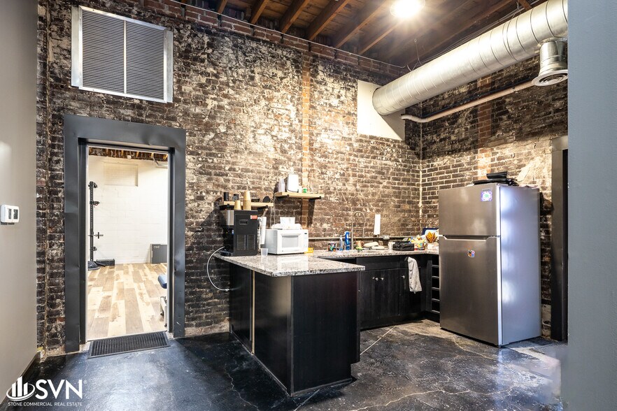 More Photos Of 1200 N Limestone, Lexington Storefront Retail Office For Sale