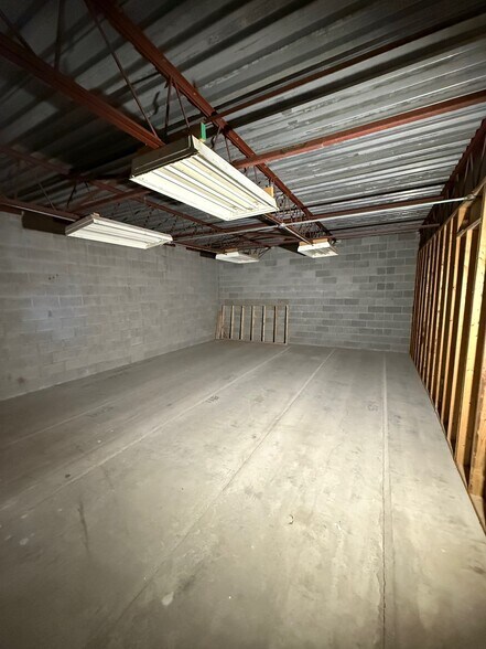 More Photos Of 1033 Pattullo Ave, Woodstock Industrial For Sale