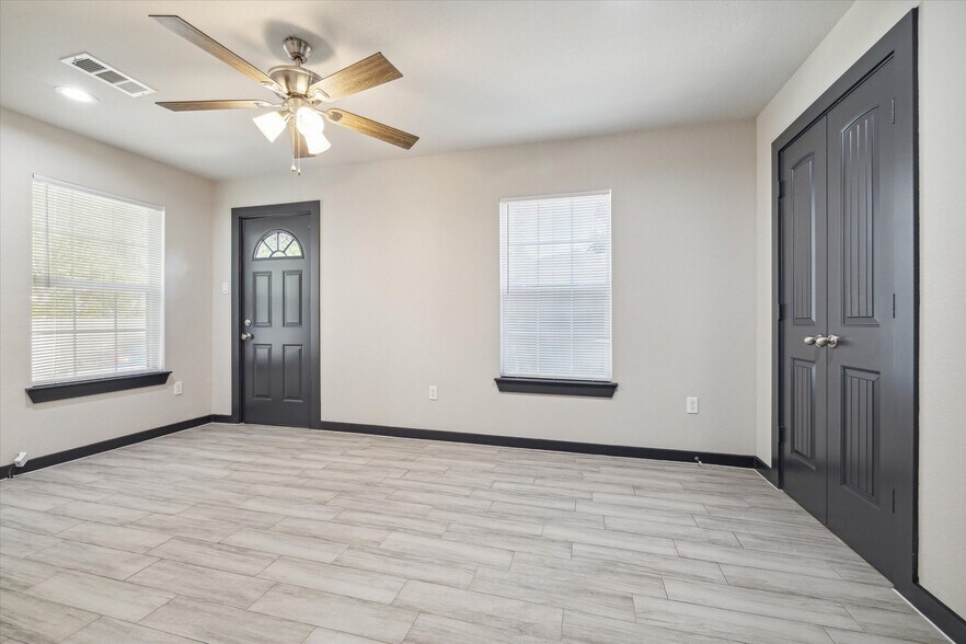 More Photos Of 4610 Denmark St, Houston Multifamily For Sale