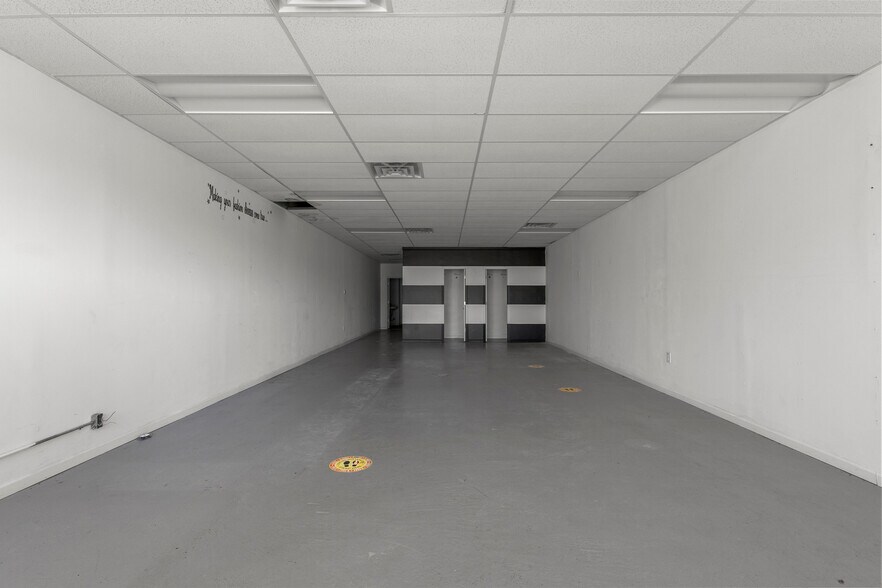 More Photos Of 25420 Grand River ave, Redford Twp Service Station For Lease