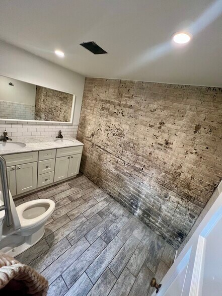 More Photos Of 509 NE 1st Ave, Minneapolis Storefront Retail Office For Lease