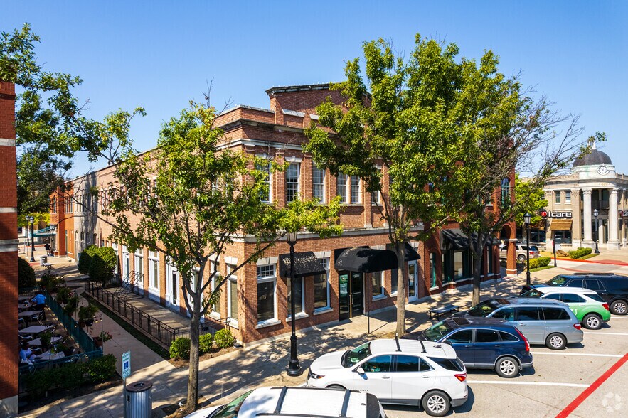 More Photos Of 300-900 Parker Sq, Flower Mound Unknown For Lease