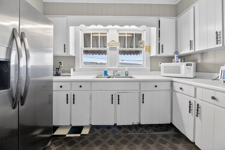 More Photos Of 104 McCullars Ln, Oxford General Retail For Sale