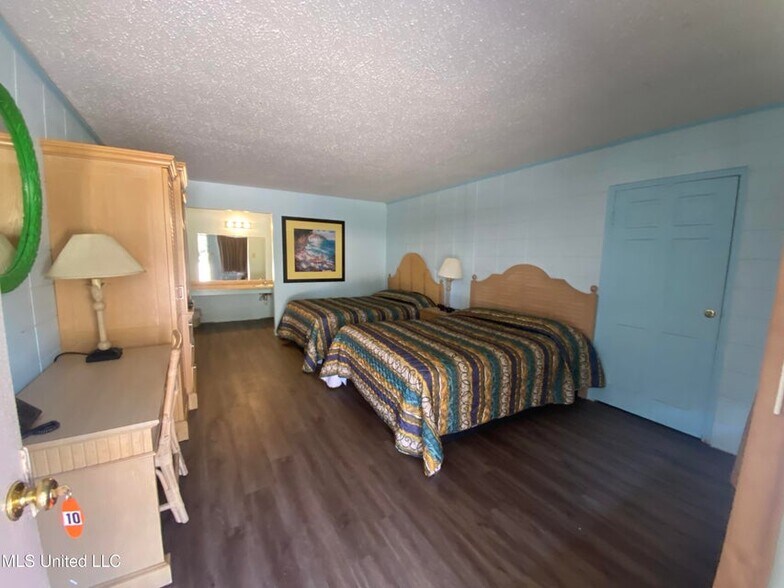 More Photos Of 404 Frontage Dr E, Wiggins Hotel For Sale