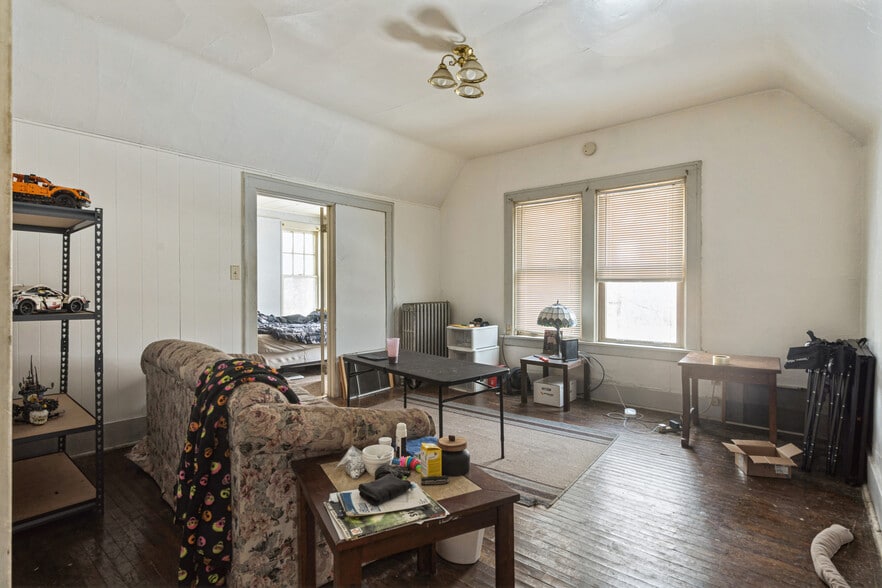 More Photos Of 431 6th Ave S, Clinton Apartments For Sale