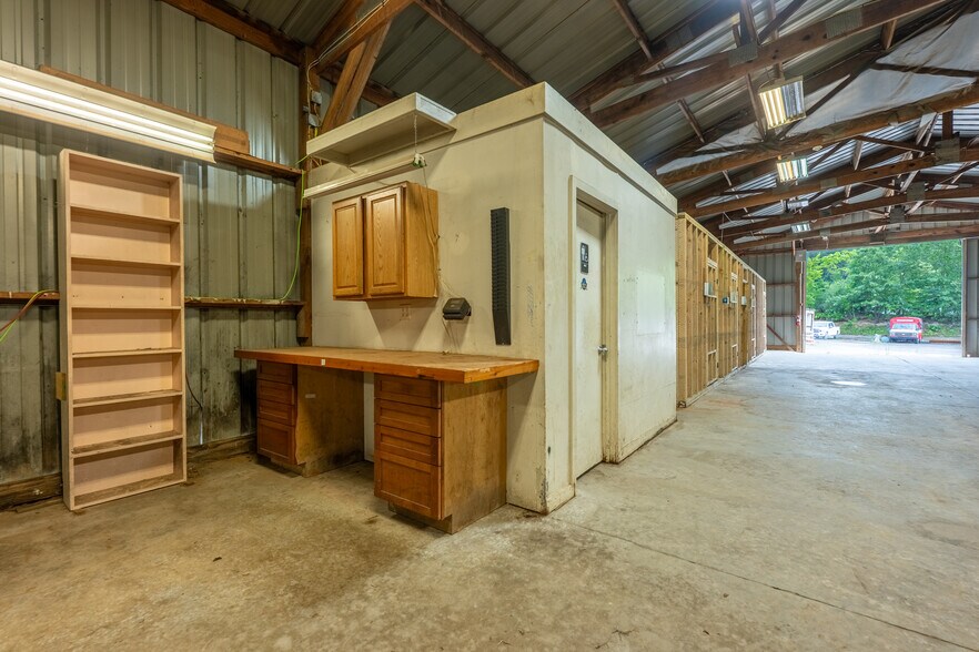 More Photos Of 130 Day St, Seymour Warehouse For Lease