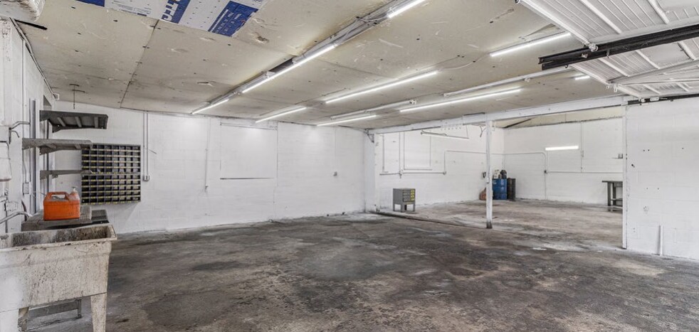 More Photos Of 5635 Elmo Rd, Cumming Auto Repair For Lease