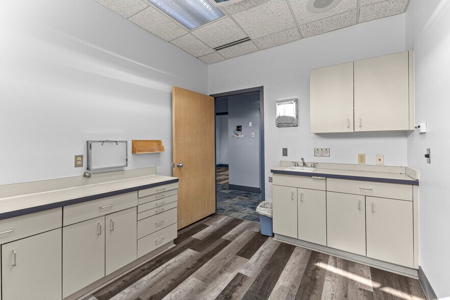 More Photos Of 24825 Michigan Ave, Dearborn Office For Lease