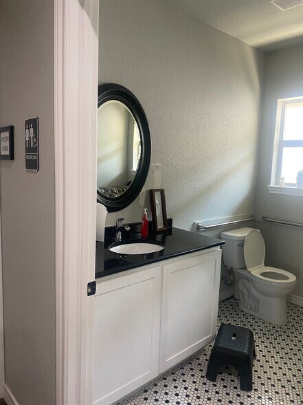 More Photos Of 2816 Hemphill St, Fort Worth Office For Sale