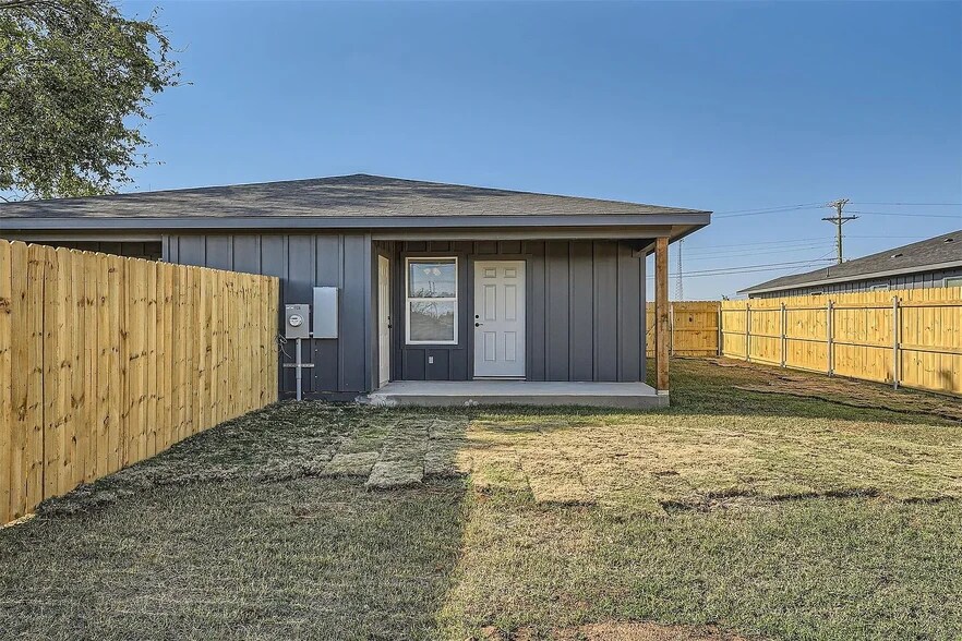 More Photos Of 109 Fisher St, Elgin Apartments For Sale