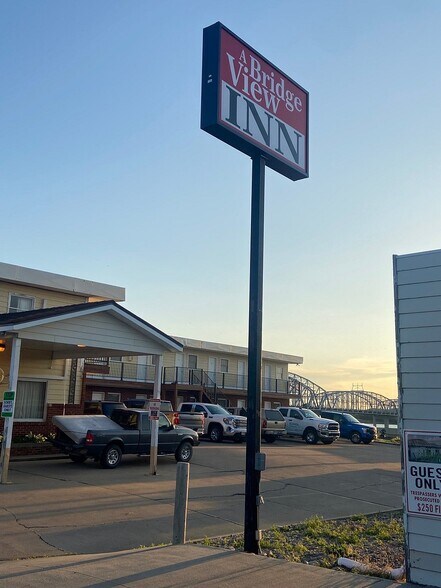 More Photos Of 115 N River St, Chamberlain Hotel For Sale