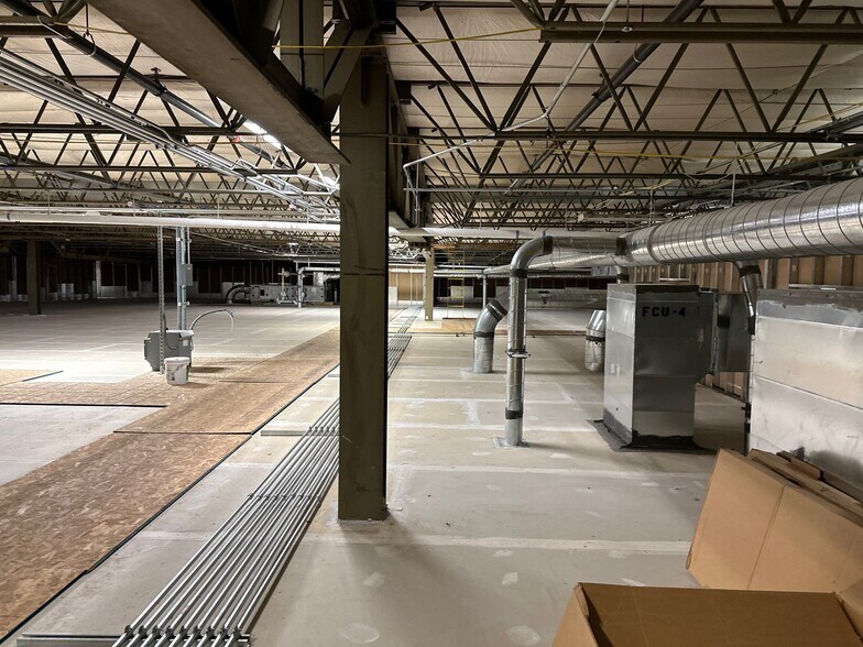 More Photos Of 8 Glens Falls Tech Park, Glens Falls Manufacturing For Lease