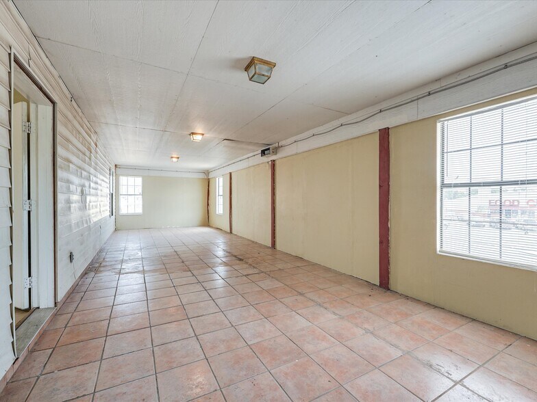 More Photos Of 1201 E Long Ave, Fort Worth General Retail For Sale