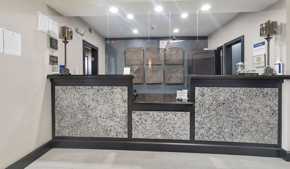 More Photos Of 201 W Hill Park Cir, Huntsville Hotel For Sale