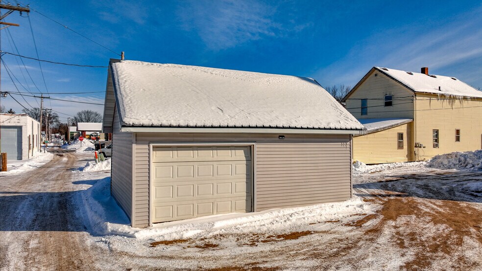 More Photos Of 613 E La Salle Ave, Barron Restaurant For Sale