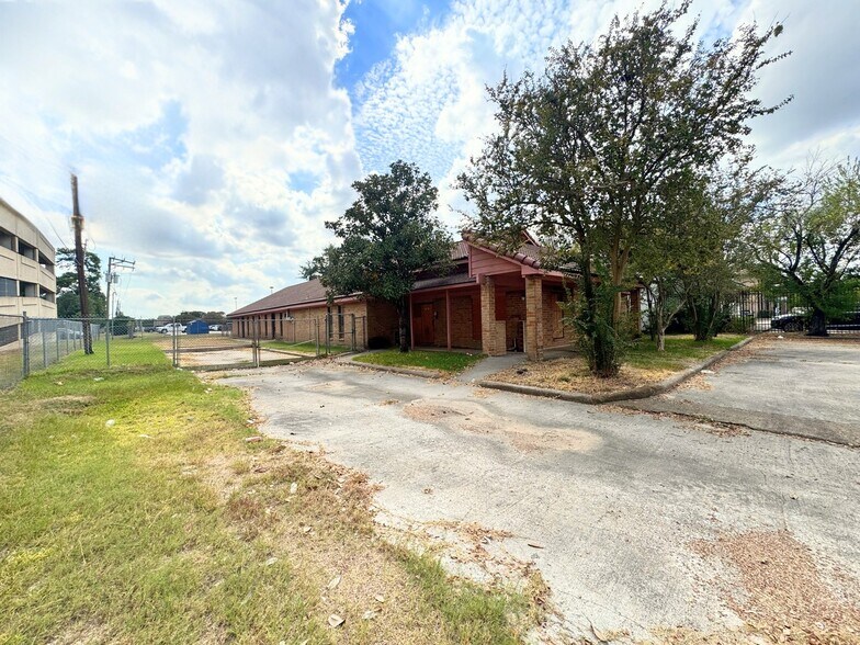 More Photos Of 807 Peakwood Dr, Houston Daycare Center For Sale