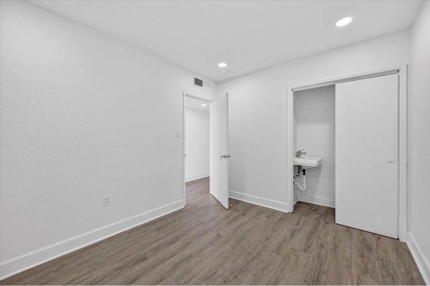 More Photos Of 28-40 E Minarets Ave, Pinedale Medical For Lease