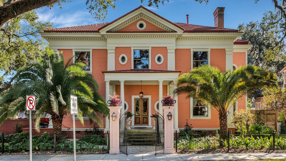 More Photos Of 119 E 37th St, Savannah Restaurant For Sale