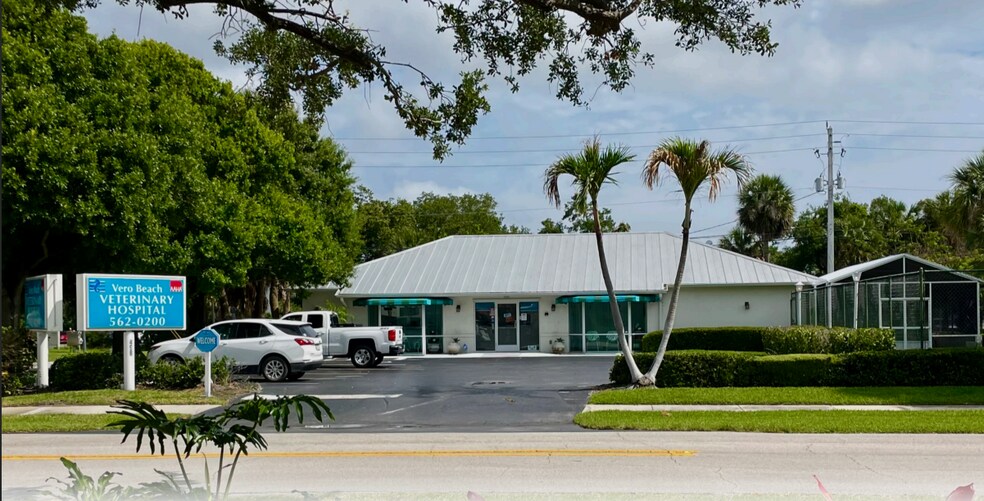 Primary Photo Of 498 22nd Pl, Vero Beach Veterinarian Kennel For Sale