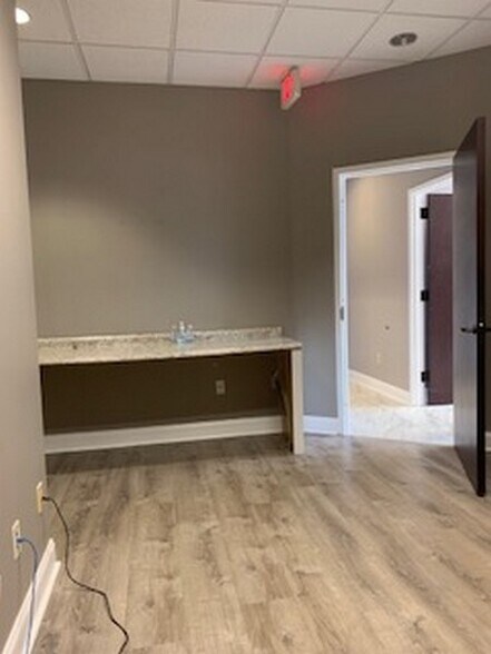 More Photos Of 530 Stephenson Ave, Savannah Office For Lease