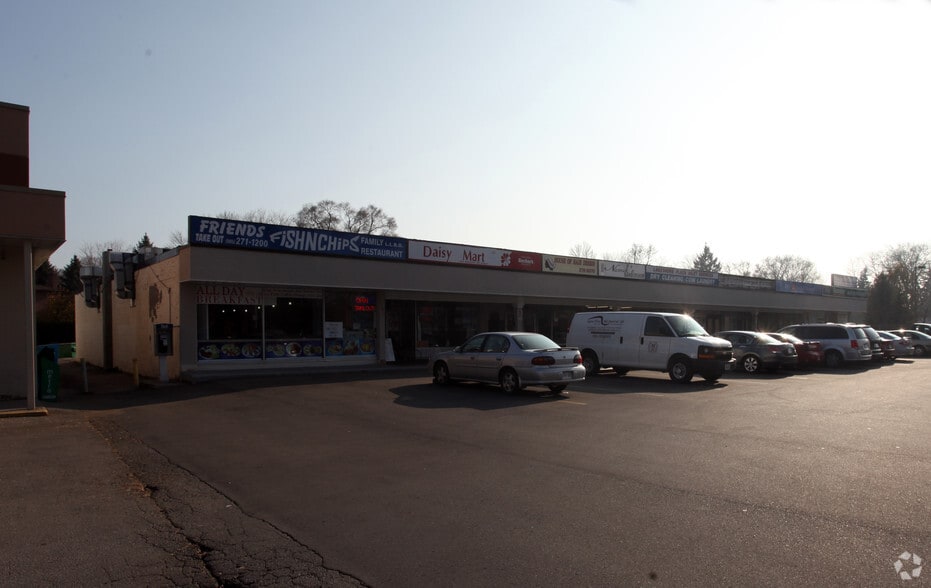 More Photos Of 374 Lakeshore Rd E, Mississauga General Retail For Lease