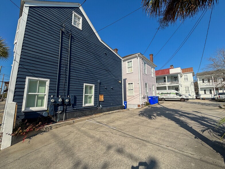 More Photos Of 171 Spring St, Charleston Storefront Retail Residential For Lease