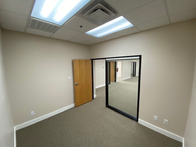 More Photos Of 7440 E Karen Dr, Scottsdale Service For Lease