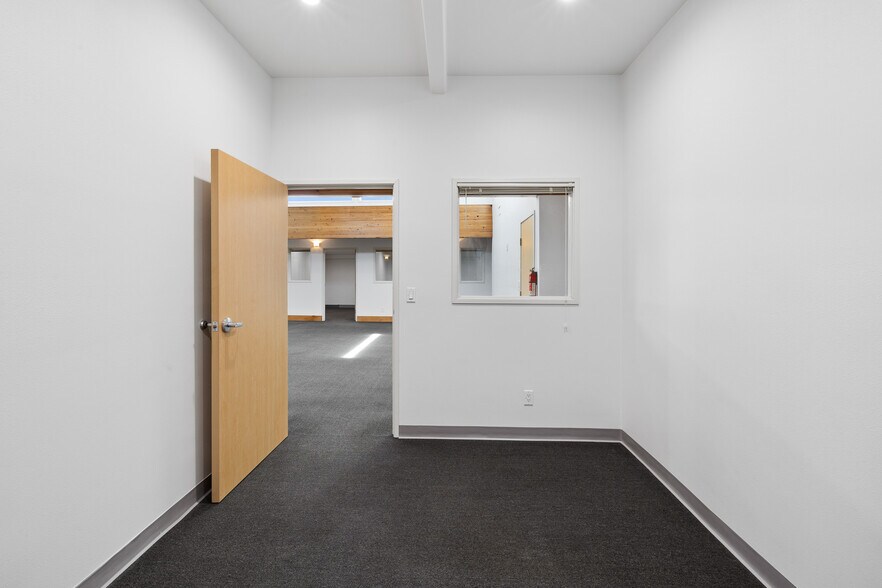 More Photos Of 18536 Oxnard St, Tarzana Warehouse For Sale