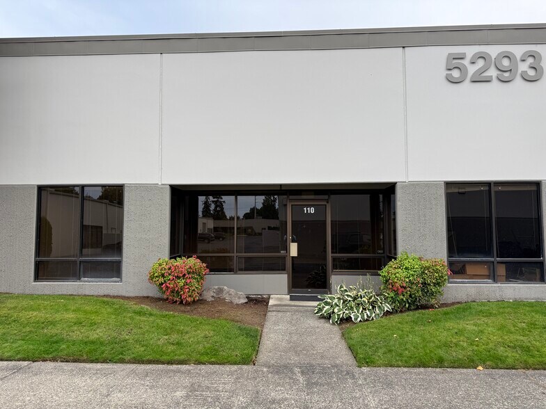 More Photos Of 5293 NE Elam Young Pky, Hillsboro Showroom For Sale