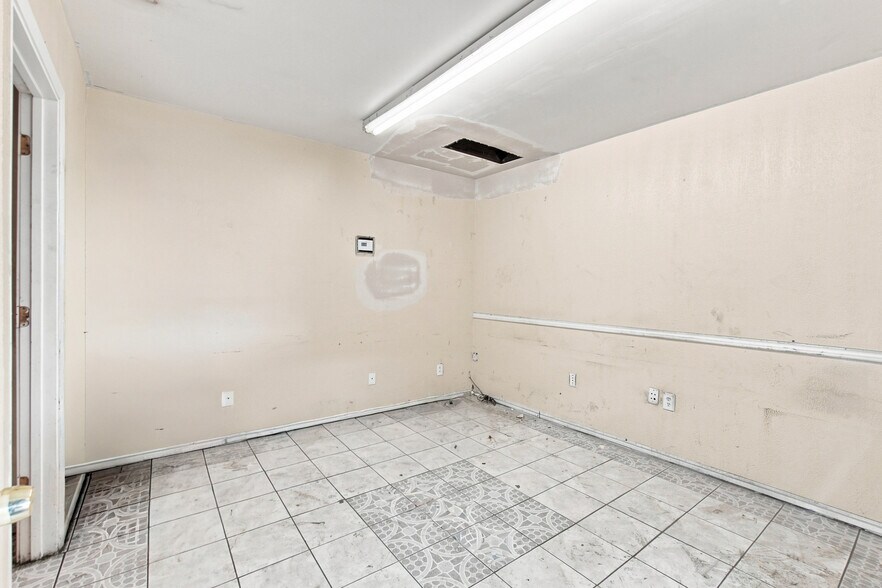 More Photos Of 14103 Transportation Ave, Laredo Distribution For Lease