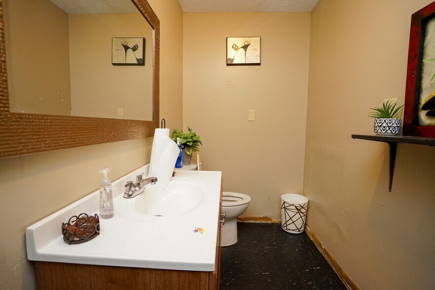 More Photos Of 3017-3019 Belmont Ave, Youngstown Office For Sale