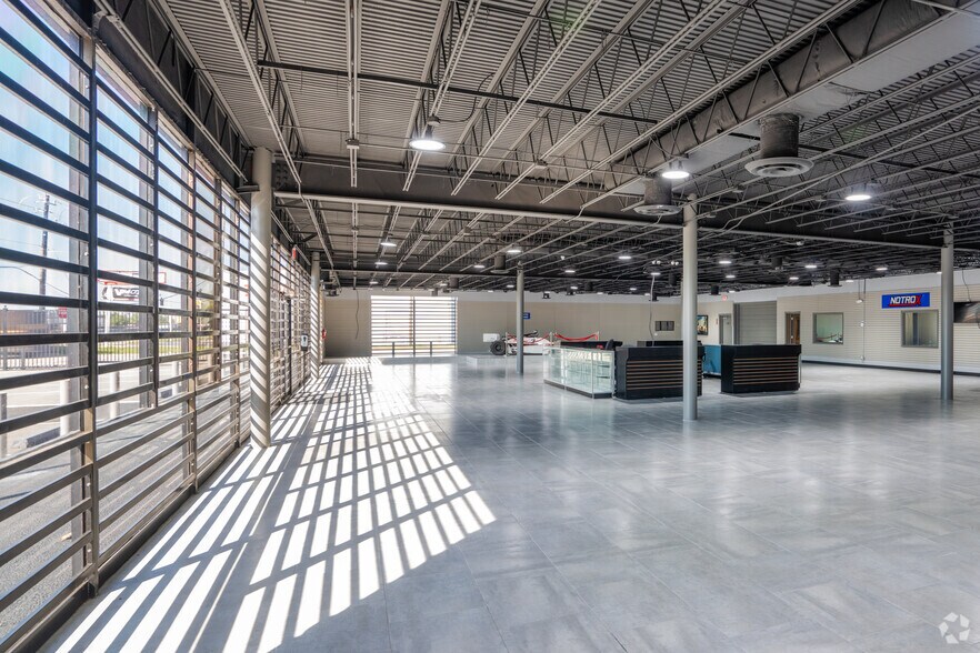 More Photos Of 10034 North Fwy, Houston Warehouse For Sale