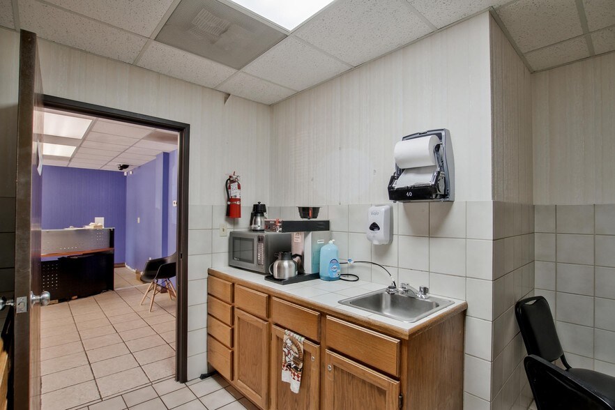 More Photos Of 7370 E 37th St, Wichita Flex For Lease