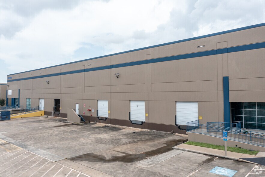 More Photos Of 8550 Market St, Houston Warehouse For Lease