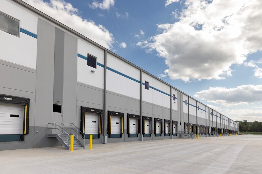 More Photos Of 1090 E Boundary Ave, York Distribution For Lease