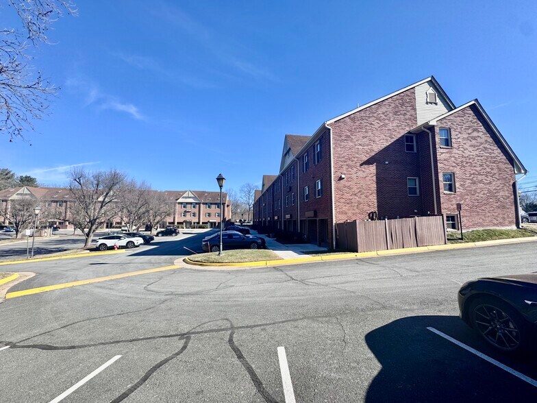 More Photos Of 10130-10134 Colvin Run Rd, Great Falls Office For Sale