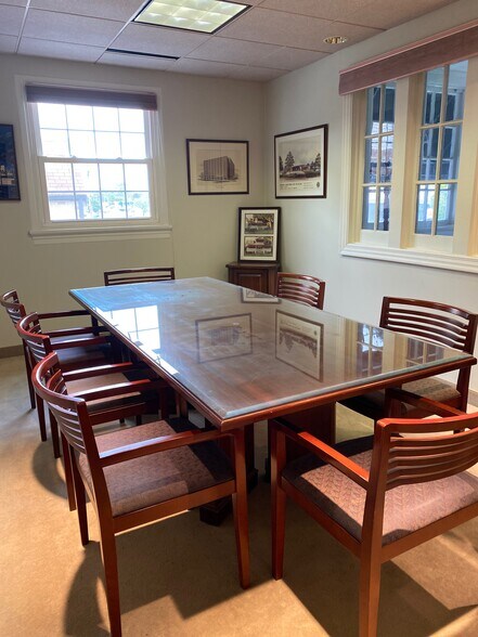 More Photos Of 8949 Manchester Rd, Brentwood Freestanding For Lease