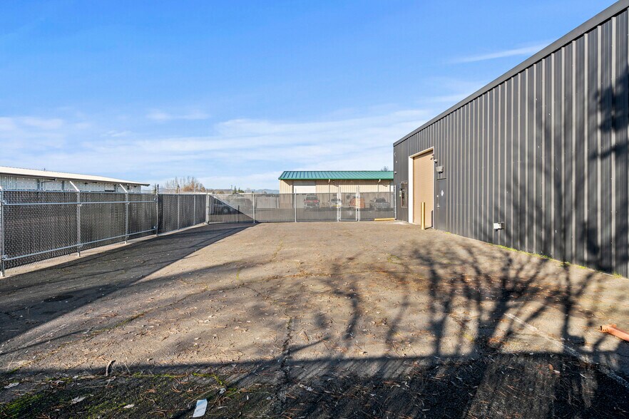 More Photos Of 4731 Industry Dr, Medford Light Manufacturing For Sale