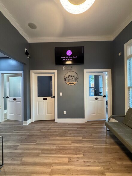 More Photos Of 301-304 Macy Dr, Roswell Medical For Lease