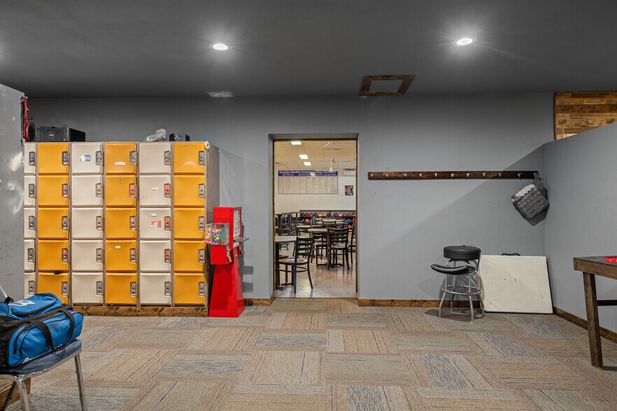 More Photos Of 412 Main St SW, Ronan Sports And Entertainment For Sale