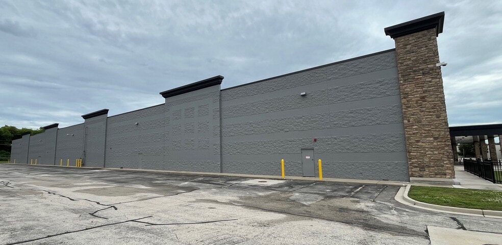 More Photos Of 1540 S 108th St, West Allis Showroom For Lease
