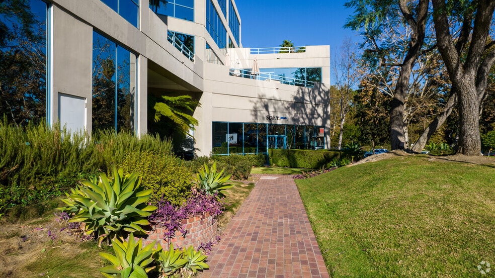 More Photos Of 12711 Ventura Blvd, Studio City Office For Lease