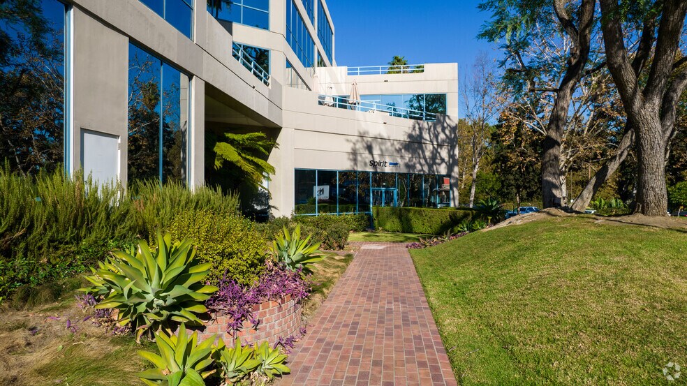 More Photos Of 12711 Ventura Blvd, Studio City Office For Lease