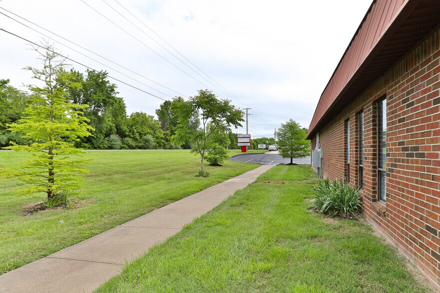 More Photos Of 500 W Daniels St, Ozark Office For Sale